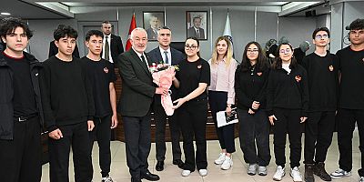 Aslı Derbent Özkan Isparta Anadolu Lisesi öğrencileri Belediye Meclisi’ne konuk oldu