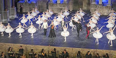 Aspendos Antik Tiyatrosu'nda tarihi gece: Sanatseverler Kuğu Gölü'ne akın etti