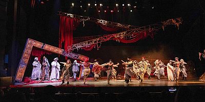 AŞT Dünya Tiyatro Günü’nü üç ayrı sahnede üç farklı oyunda kutladı