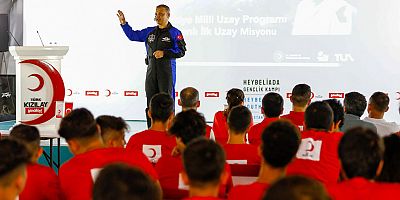 Astronot Gezeravcı Kızılay kampındaki depremzede öğrencilere ilham oldu