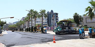 Atatürk Bulvarı'nda bozulan yollar yenileniyor