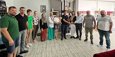 Atay Uslu'dan Dünya Şampiyonu Kuaföre Ziyaret