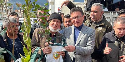 Atay Uslu fidan dağıtımına katıldı
