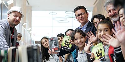 Atay Uslu Kepez Kitap Fuarı'nı gezdi