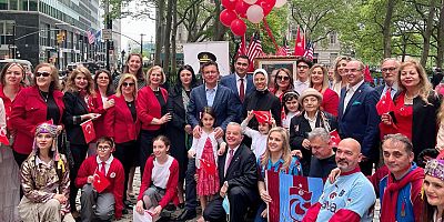 Atay Uslu New York'ta bayrak çekme törenine katıldı