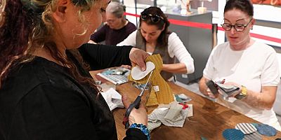 Atık kumaşlar kadınların emeğiyle yılbaşı neşesine dönüştü