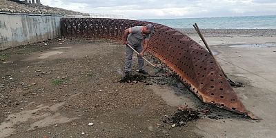 Atık tutucu sistem ile çöplerin denize ulaşması engelleniyor
