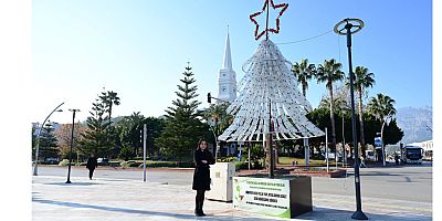 Atıklardan yapılan yılbaşı ağacı büyük ilgi görüyor