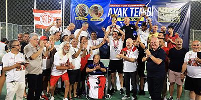 Ayak Tenisi Turnuvasında Şimşek Spor Şampiyon Oldu