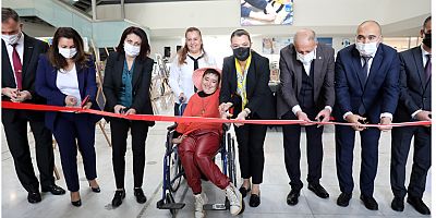 Ayşe’nin hayalleri ayaklarıyla tuval oldu