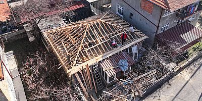 Ayşe teyzenin akan çatısı yenileniyor