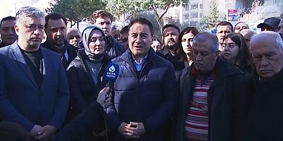 Babacan deprem bölgesinde: ‘Türkiye’nin her yerinden binlerce gönüllü, betonu elleriyle kazıyor’
