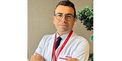 Bacaklardaki belirgin mavi damar görünümüne dikkat!