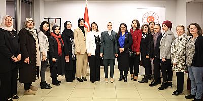 Bakan Göktaş, Fransa'daki Türk vatandaşlarıyla buluştu