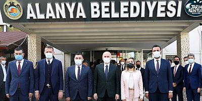 Bakan Karaismailoğlu Alanya Belediyesi'ne ziyaret etti