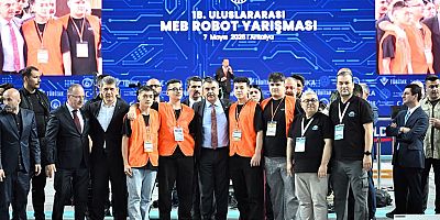 Bakan Tekin Antalya'da yarışan robotları inceledi