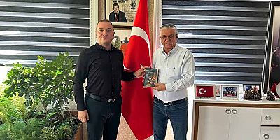 Balıca, yeni kitabını Başkan Topaloğlu’na takdim etti