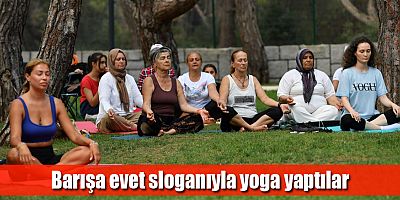 Barışa evet sloganıyla yoga yaptılar