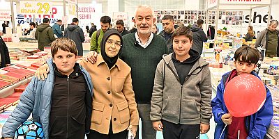 Başdeğirmen çifti, 8. Isparta Kitap Fuarı’nda vatandaşlarla buluştu