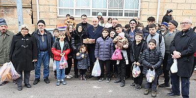 Başdeğirmen çifti, kandil geleneğinde çocukları sevindirdi