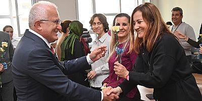 Başkan Avcıoğlu'ndan öğretmenlere çiçek takdimi