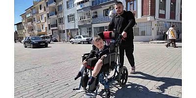 Başkan Başdeğirmen’den Mustafa Eymen’e özel engelli aracı desteği