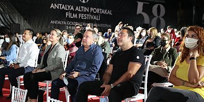 Başkan Böcek, açık havada film izledi
