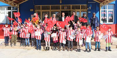 Başkan Böcek İbradılı öğrencilere Antalyaspor forması hediye etti