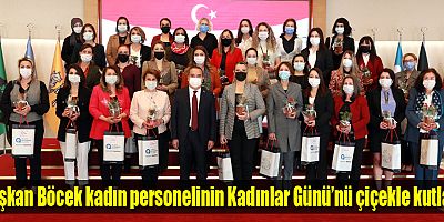 Başkan Böcek kadın personelinin Kadınlar Günü’nü çiçekle kutladı