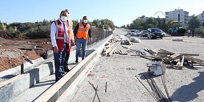 Başkan Böcek Konyaaltı ilçesindeki yeni yol açma çalışmasını denetledi