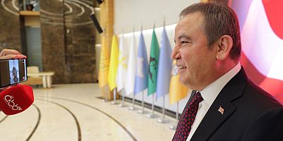 Başkan Böcek şampiyon yüzücülerle video konferansla buluştu