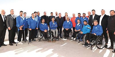 Başkan Böcek Tekerlekli Basketbol Takımı ile buluştu