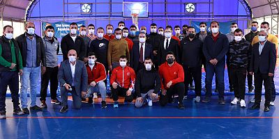 Başkan Böcek’ten güreşçilere ziyaret