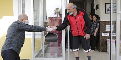 Başkan Böcek’ten Timur dedeye doğum günü sürprizi