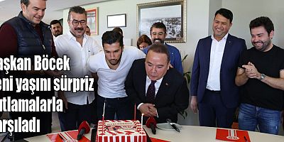 Başkan Böcek yeni yaşını sürpriz kutlamalarla karşıladı