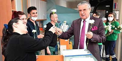 Başkan’dan sağlık çalışanlarına karanfil