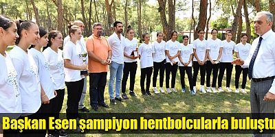 Başkan Esen şampiyon hentbolcularla buluştu