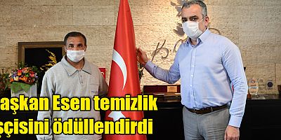 Başkan Esen temizlik işçisini ödüllendirdi