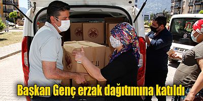 Başkan Genç erzak dağıtımına katıldı