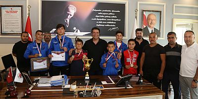 Başkan Genç şampiyon güreşçileri ağırladı