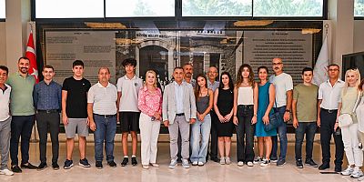 Başkan Kara dereceye giren gençleri ağırladı