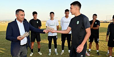 Başkan Kara genç futbolcuları ödüllendirdi
