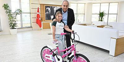 Başkan Kocagöz’den küçük Seher’e bisiklet