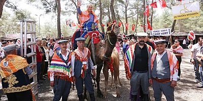 Başkan Kocagöz deve üzerinde şölene damga vurdu