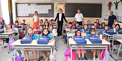 Başkan Köleoğlu'ndan birinci sınıf öğrencilerine kırtasiye desteği