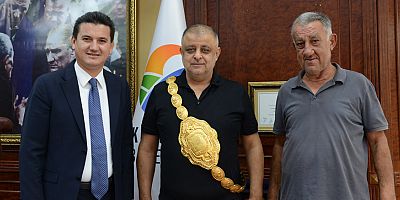 Başkan Köleoğlu'ndan güreş ağası Niyazi Çiftçi'ye Altın Kemer