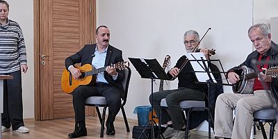 Başkan Kotan'dan kursiyerlere sürpriz: Derse katılıp enstrüman çaldı