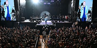 Başkan Muhittin Böcek Elmalı’da Haluk Levent konserine katıldı