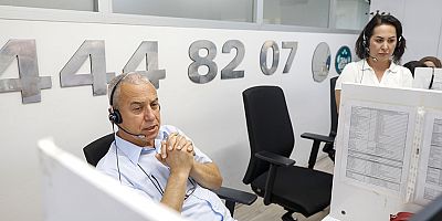 Başkan Özçelik Çözüm Masası'nda telefonları cevaplayıp talepleri dinledi