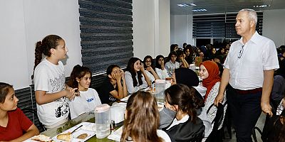 Başkan Özçelik kız öğrencilerin taleplerini dinledi